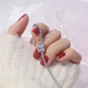 Elegant Silver Bracelet with Clear Stones